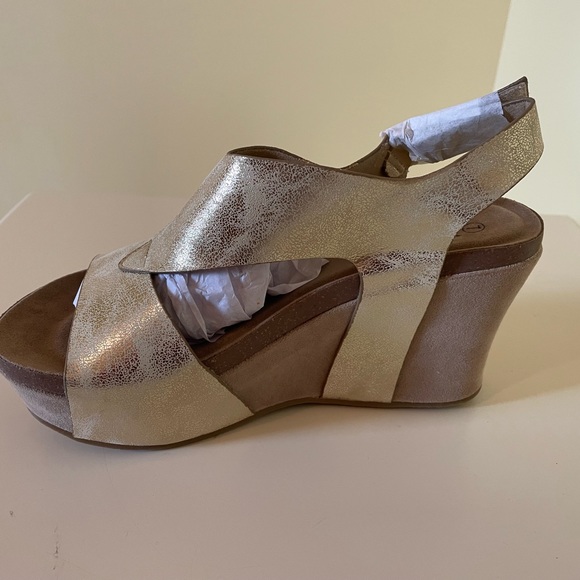 NWT a pair of gold sandals size 7 - Picture 7 of 8